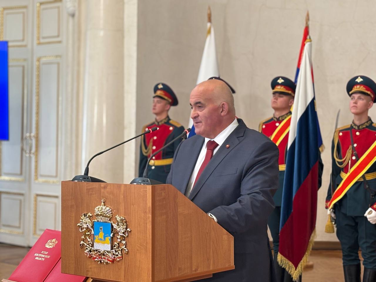 Сергей Ситников принял присягу губернатора Костромской области в необычном костюме