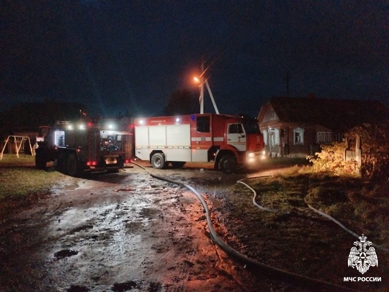 На чудовищном пожаре под Костромой погиб мужчина