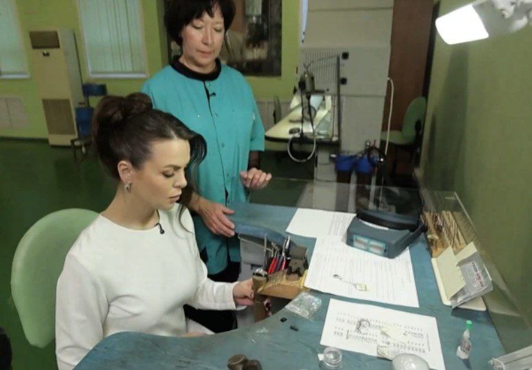 Телеведущая канала "Россия-1" освоила ювелирное дело в Костроме