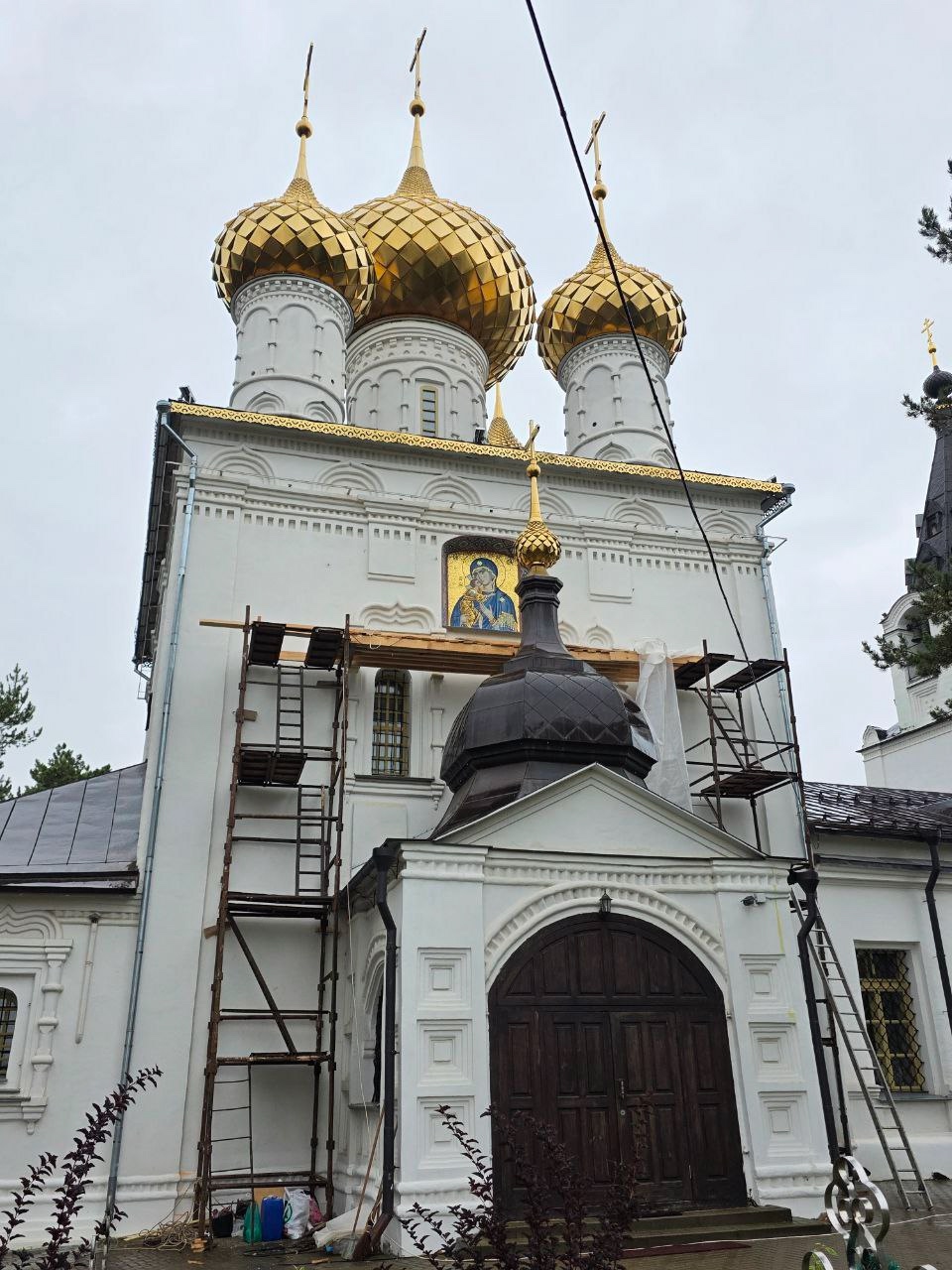 Новую икону костромского монастыря освятили на высоте птичьего полета