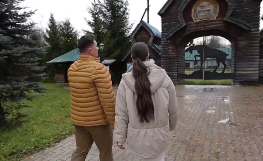 Костромской лось взасос поцеловал телеведущую канала "Россия-1"