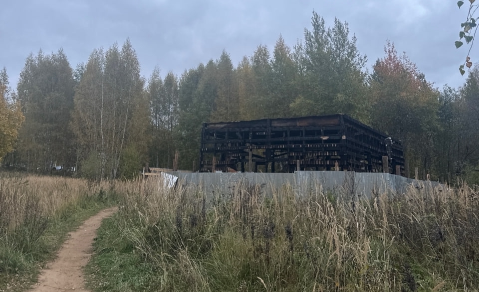 Сгоревший недострой возле парка Победы в Костроме пугает горожан