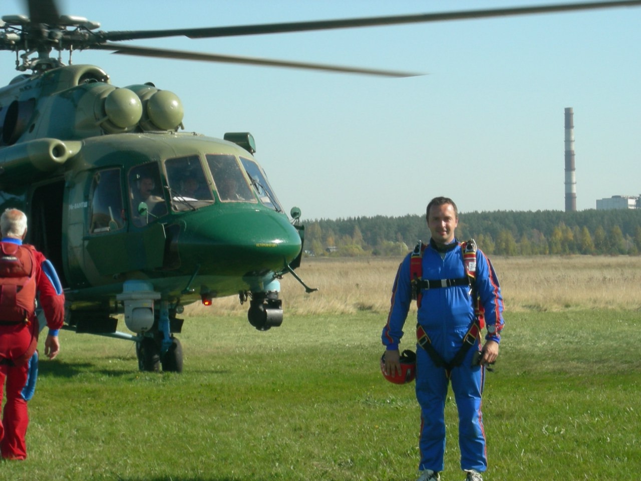 Тандем-инструктор из Костромы на парашюте приземляется в круг размером с блюдце
