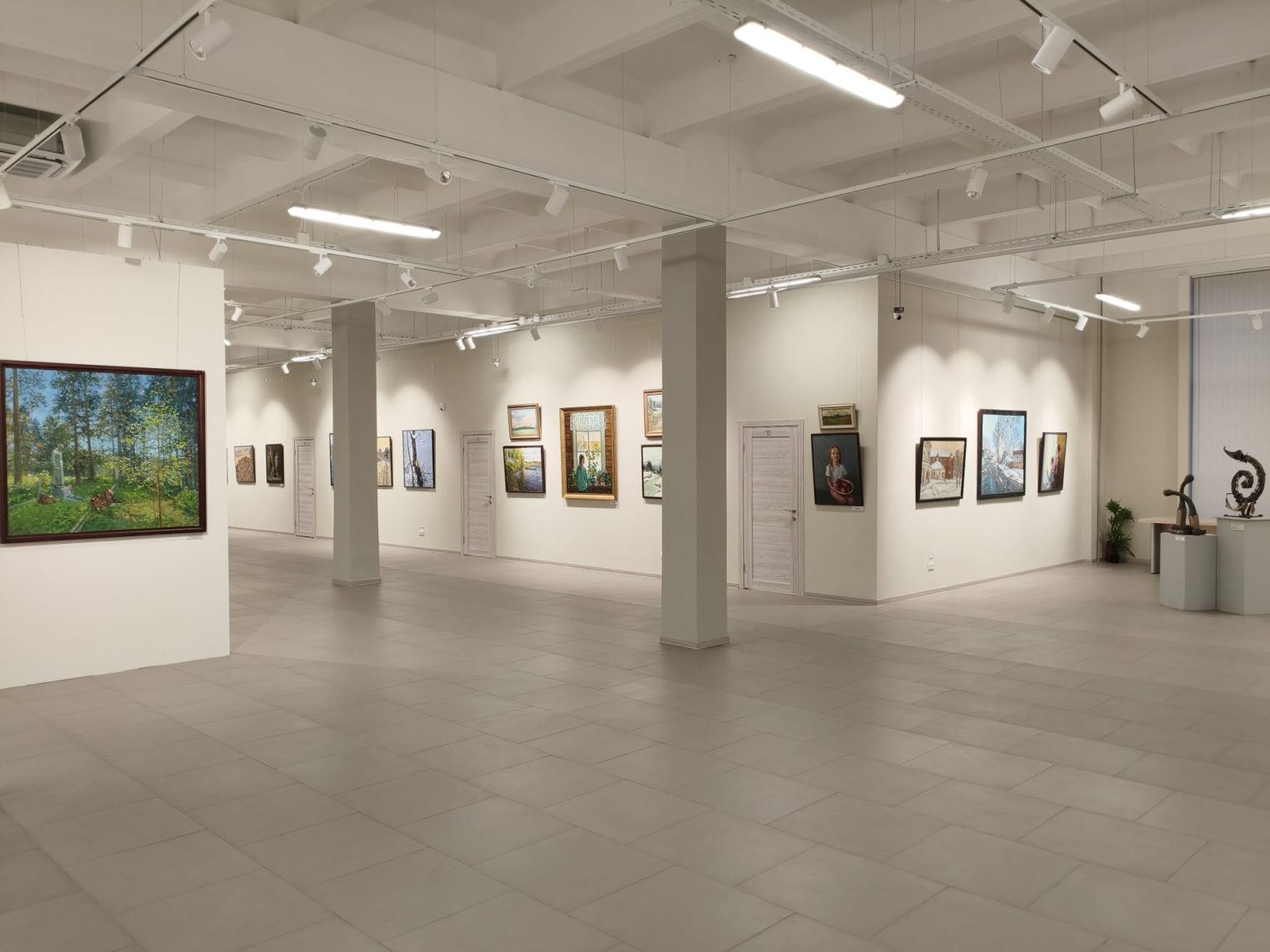 Москвичам показывают полторы сотни работ костромских художников