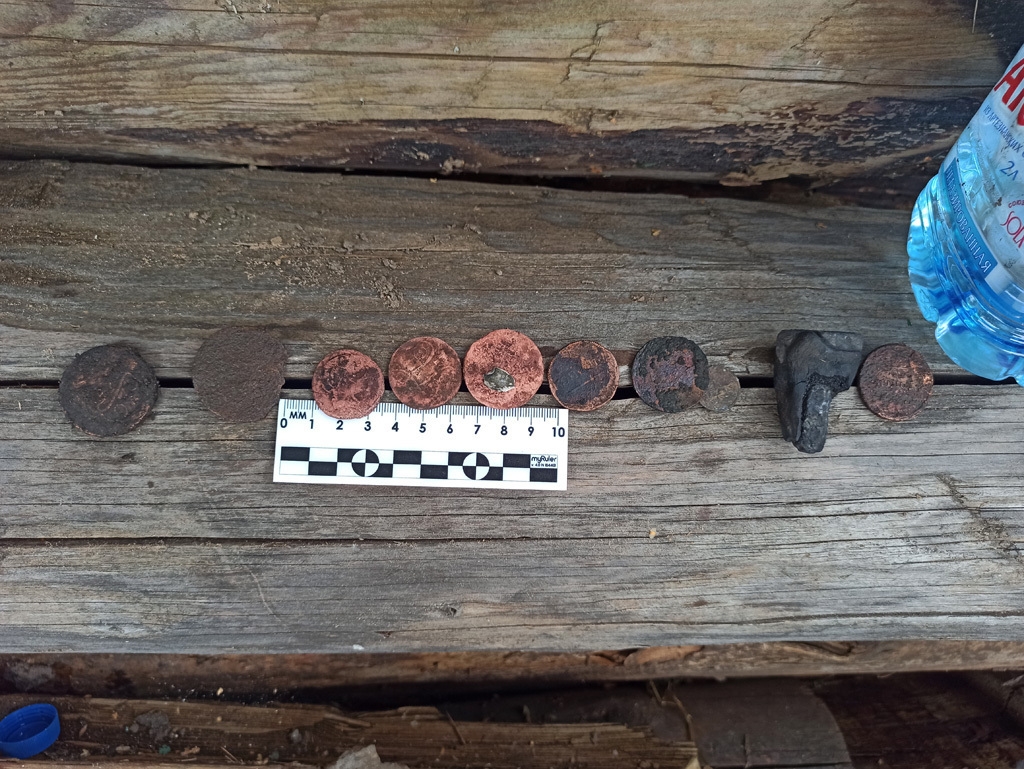 Старинные кресты и медали выкопали в Костроме