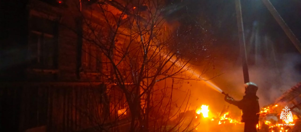 Частный дом костромичей и будка собаки превратились в пепел