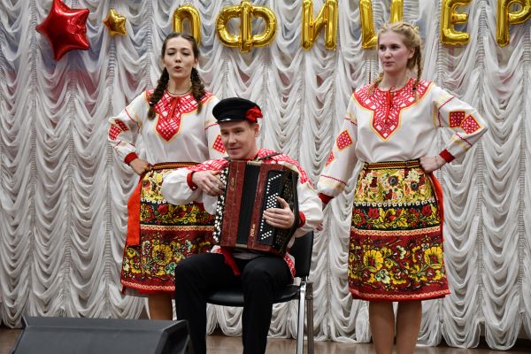 Офицеры костромского УФСИН пели частушки и состязались в стрельбе