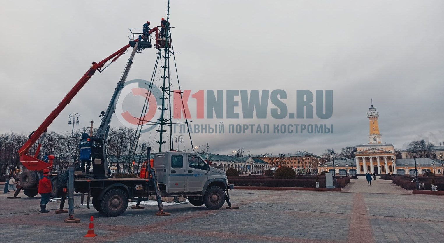 В Костроме начали устанавливать главную елку