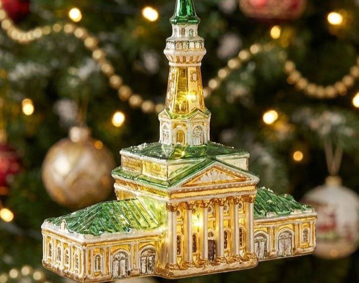 Памятники Костромы переехали на новогоднюю елку