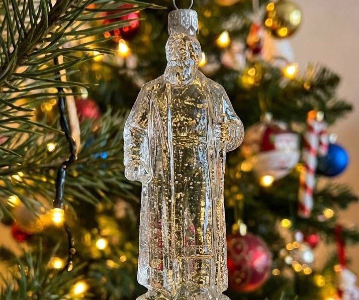 Памятники Костромы переехали на новогоднюю елку