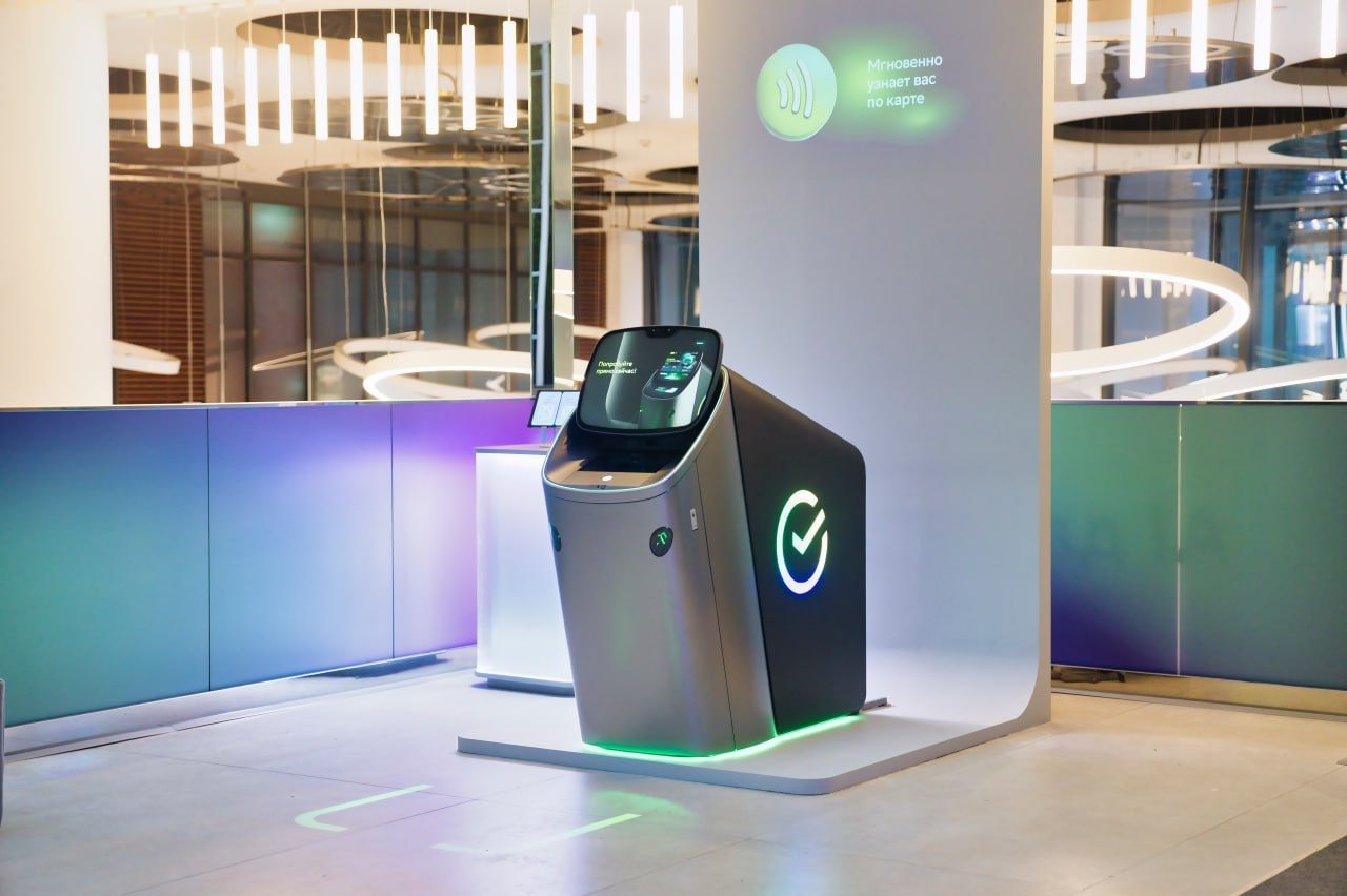 Сбер переизобрёл банкомат: два экрана, ИИ-помощник ГигаЧат и здоровье