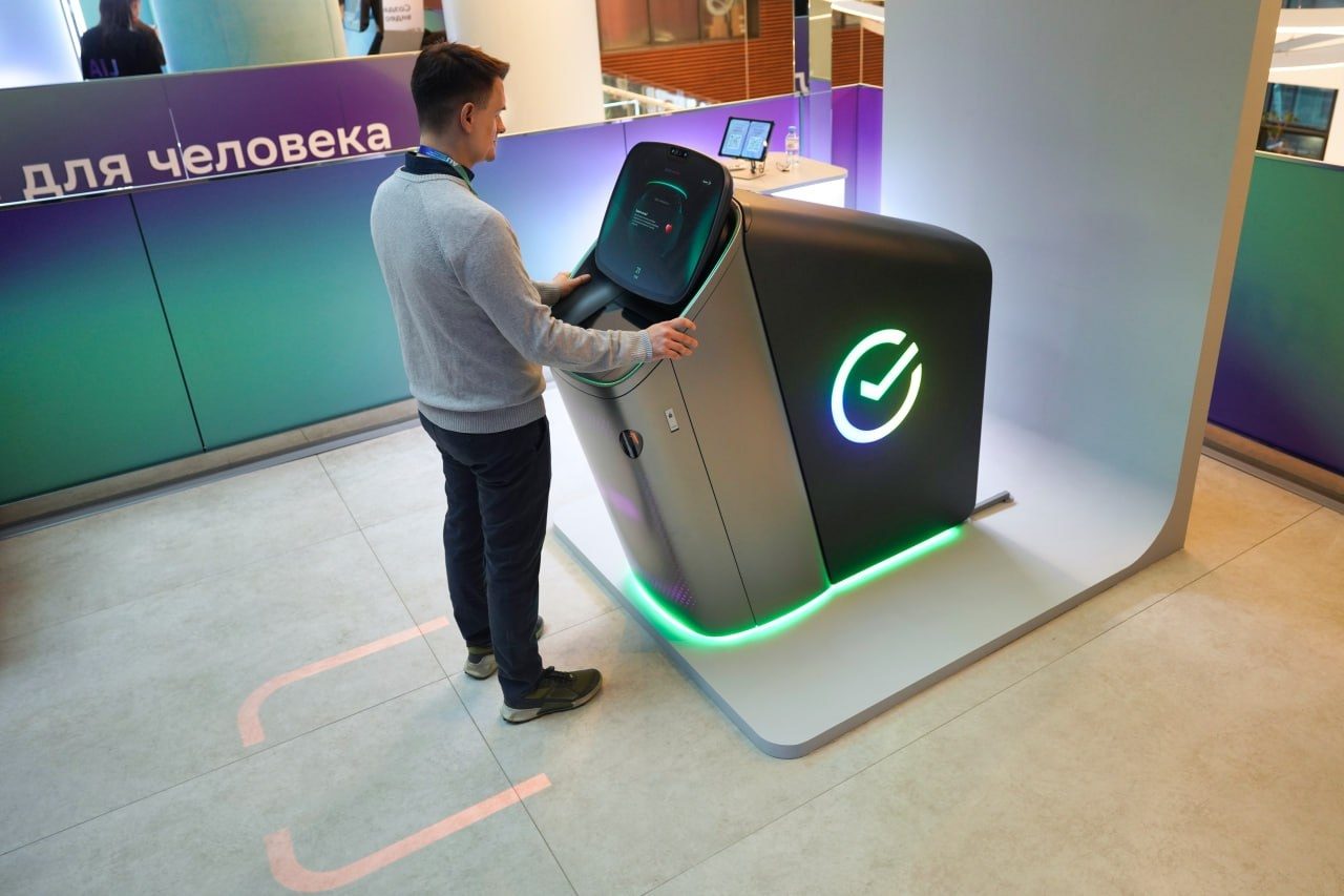 Сбер переизобрёл банкомат: два экрана, ИИ-помощник ГигаЧат и здоровье