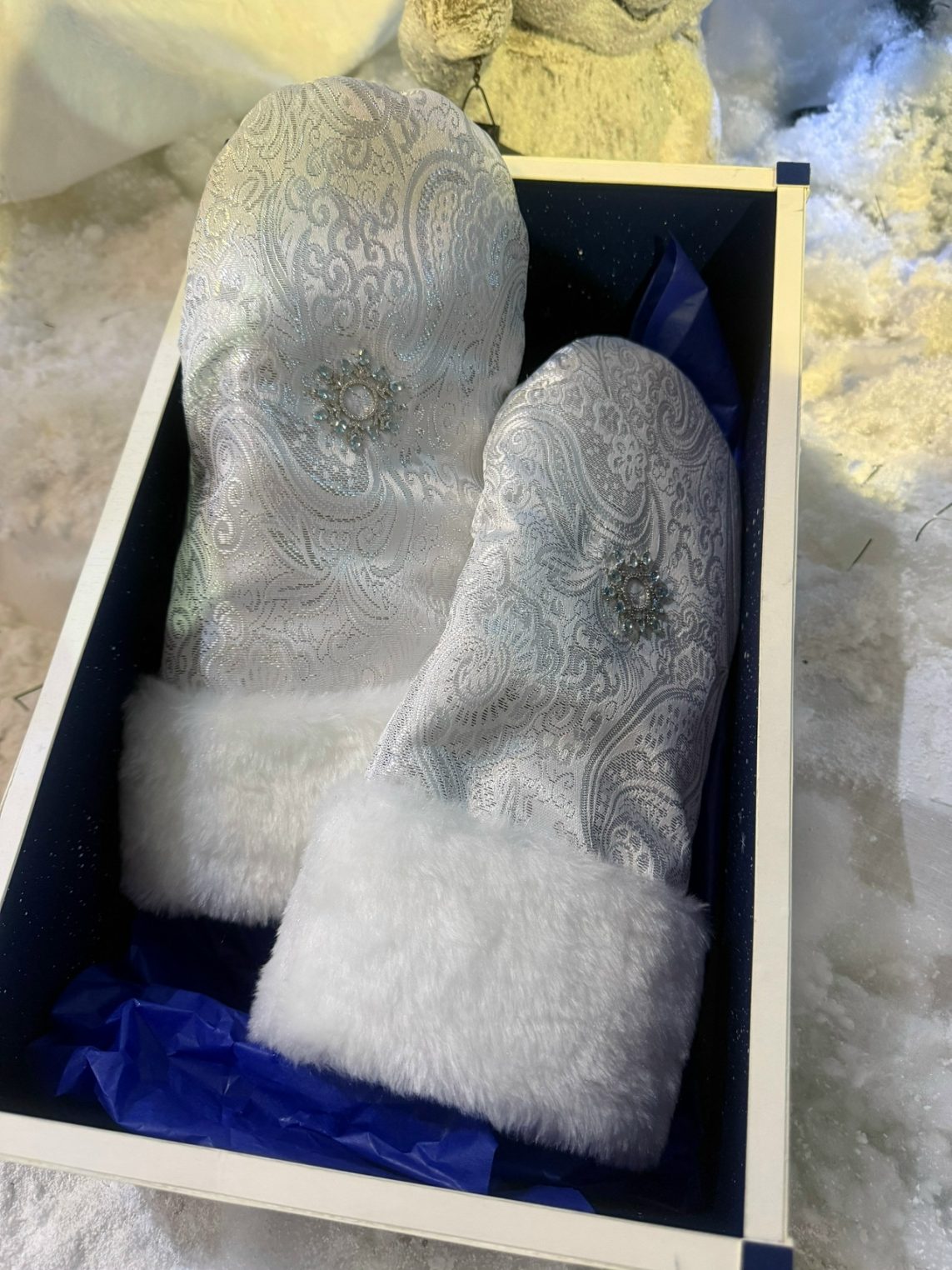 Костромская Снегурка подарила Деду Морозу на именины частичку души