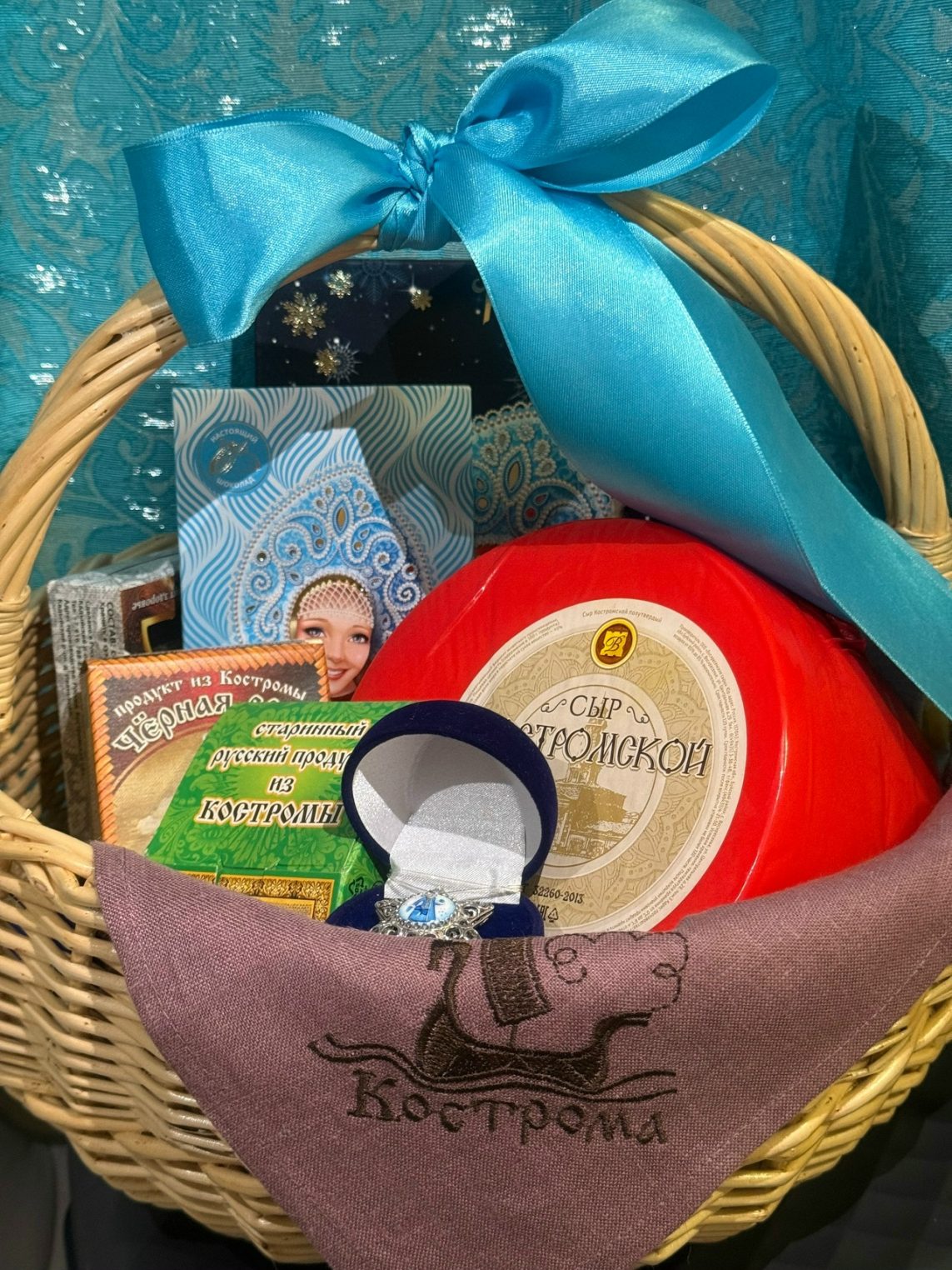 Костромская Снегурка подарила Деду Морозу на именины частичку души