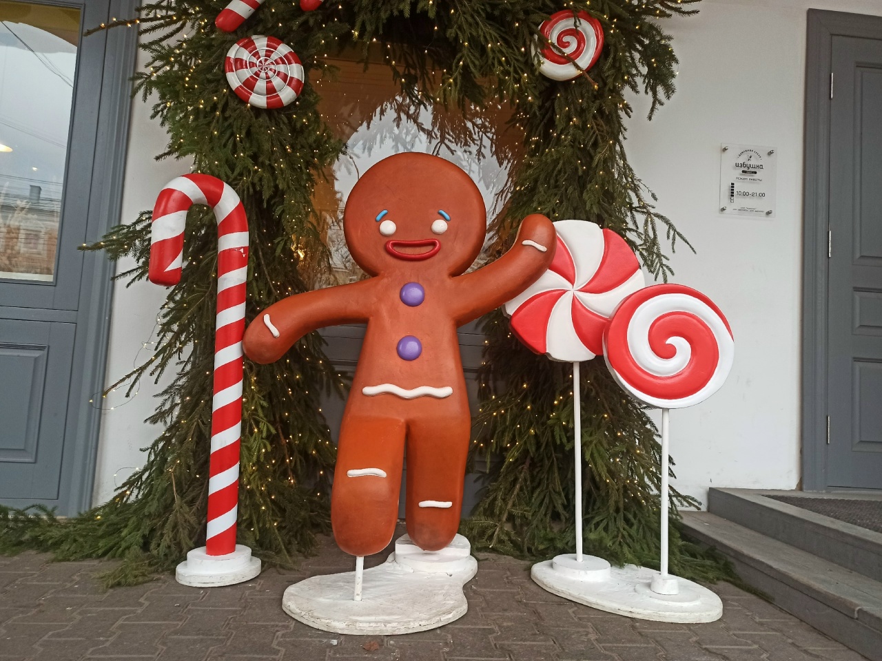 Снеговички, яблони и Дед инкогнито: Кострома вовсю готовится к Новому году