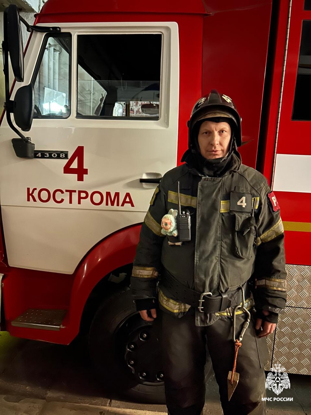 Костромского пожарного от огня защищает лабубу