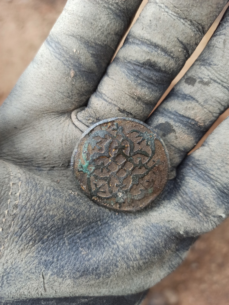 Старинные кресты и медали выкопали в Костроме