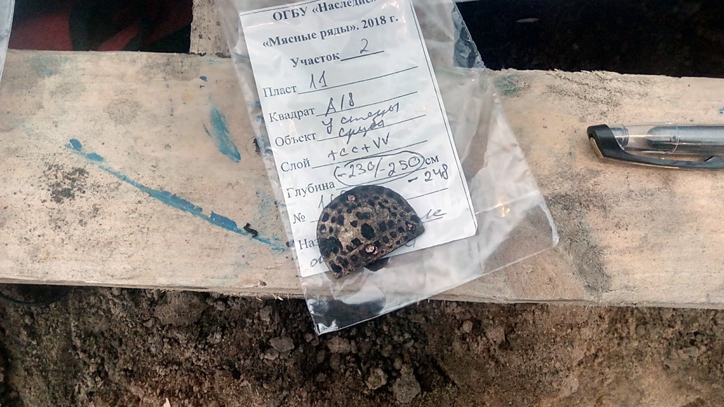 Старинные кресты и медали выкопали в Костроме