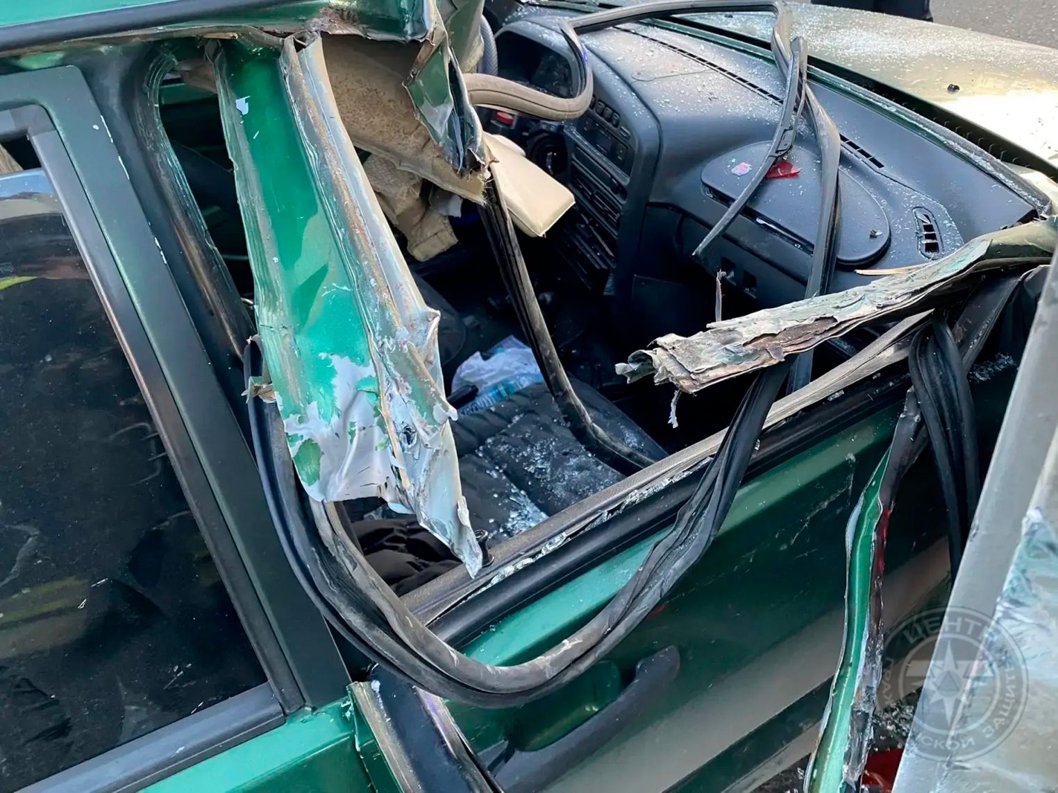 Легковушка угодила под прицеп грузовика в Костроме