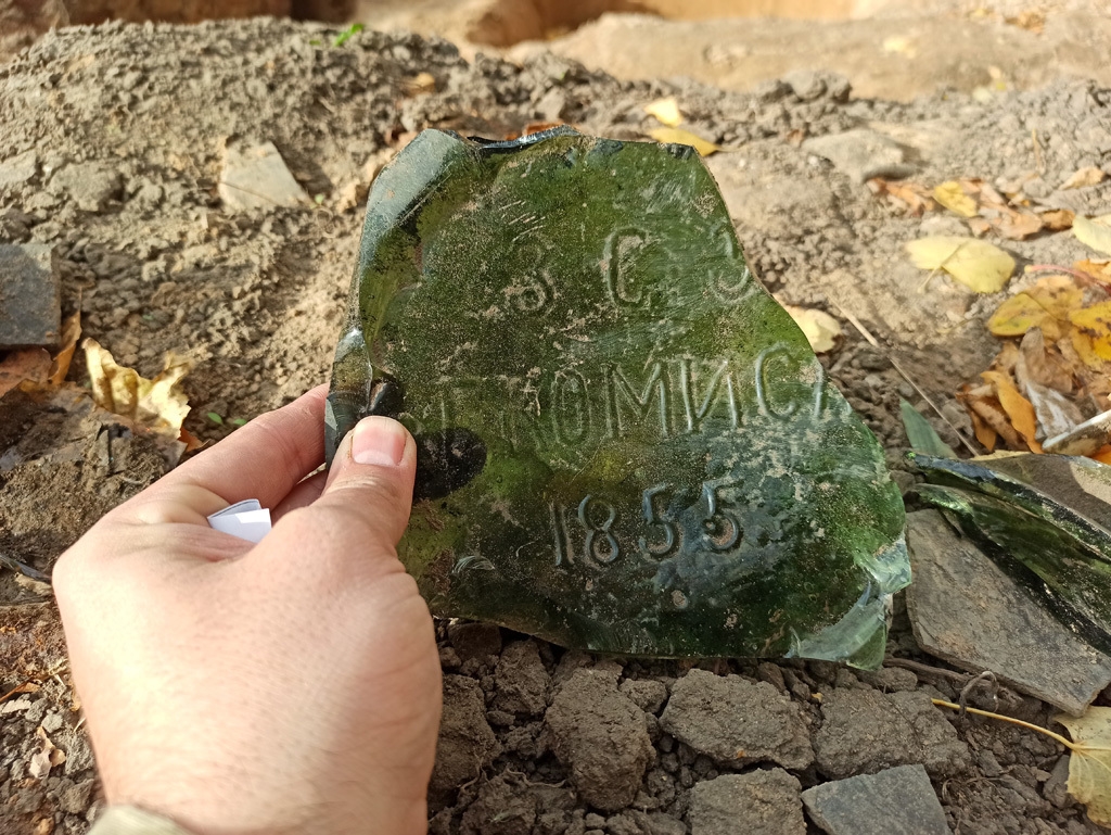 Старинные кресты и медали выкопали в Костроме