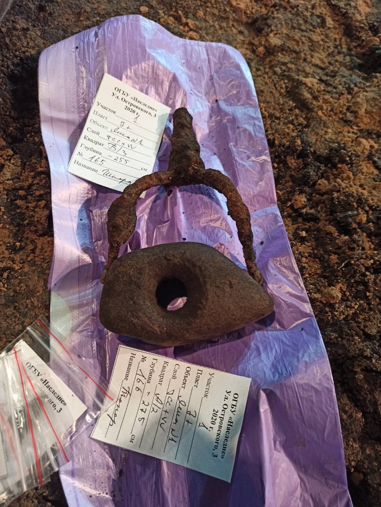 Старинные кресты и медали выкопали в Костроме