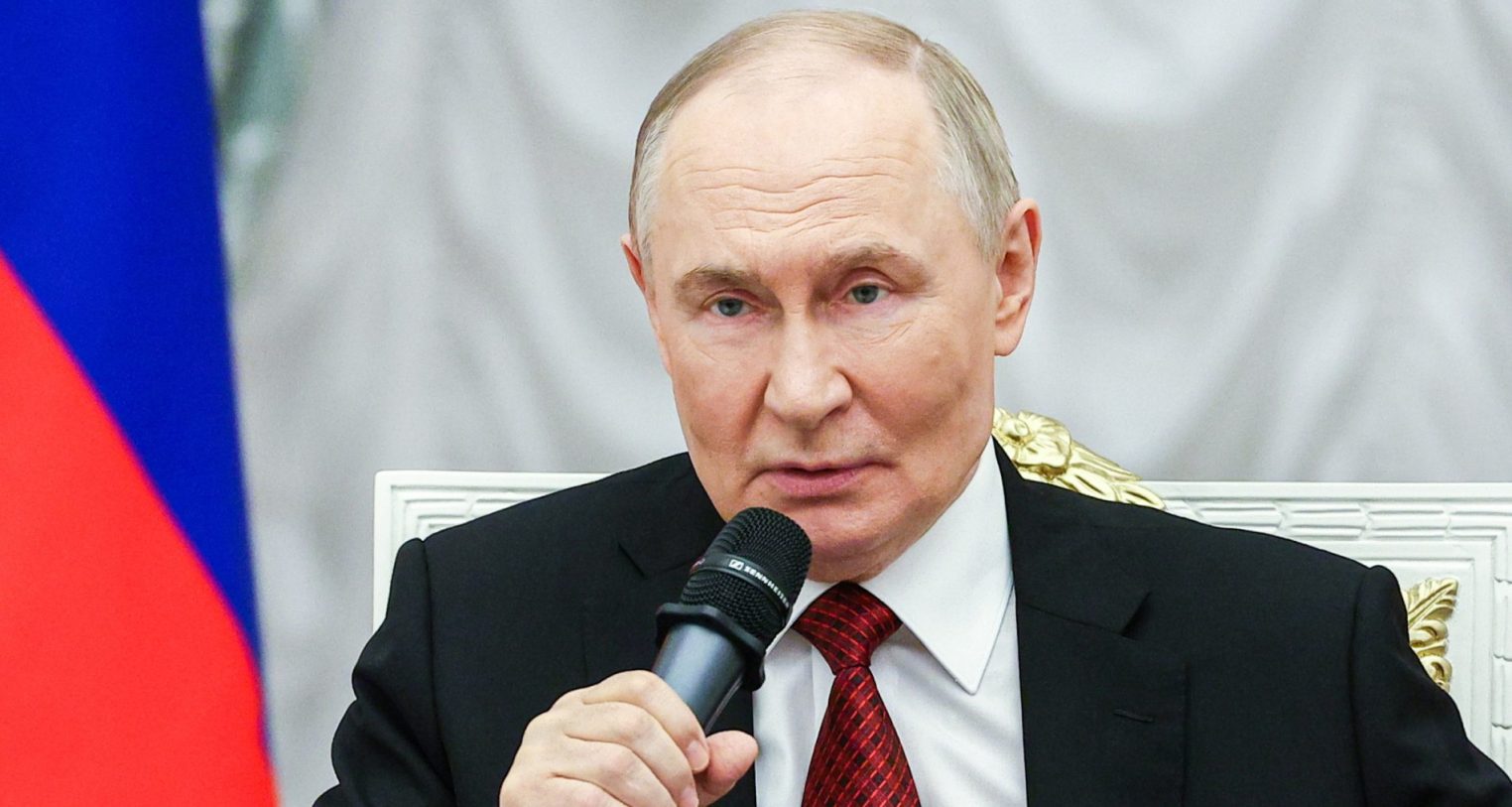 Владимир Путин поддержал полный запрет на продажу вейпов в России