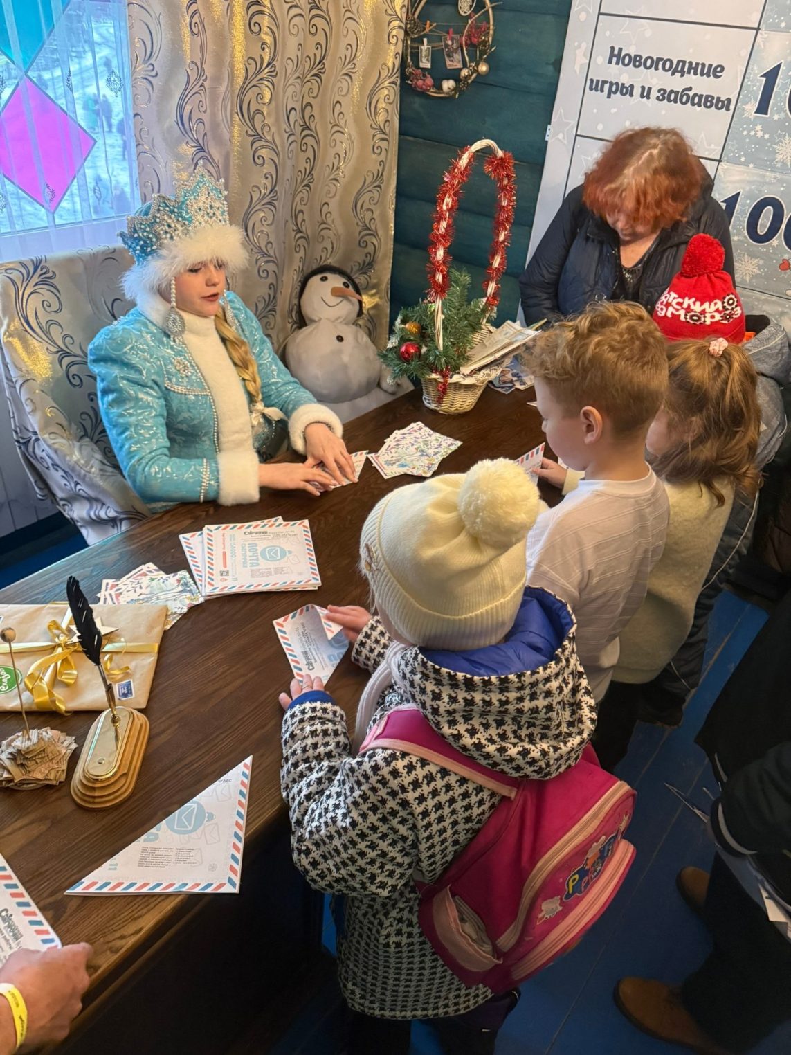 Костромская Снегурочка подарила уменьшенную копию себя Урал Морозу