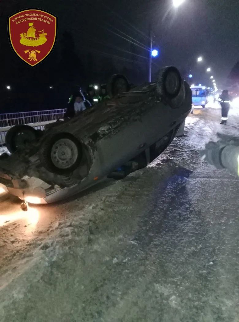Машина с ребенком перевернулась на крышу под Костромой