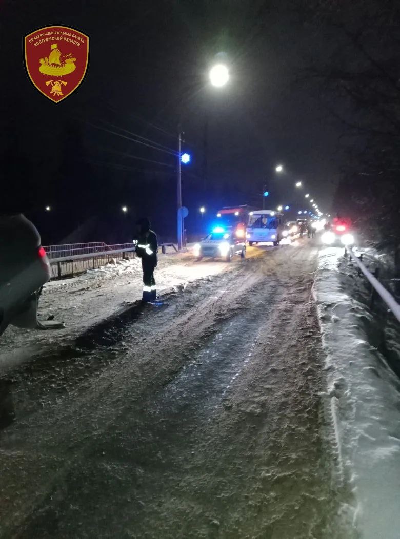 Машина с ребенком перевернулась на крышу под Костромой