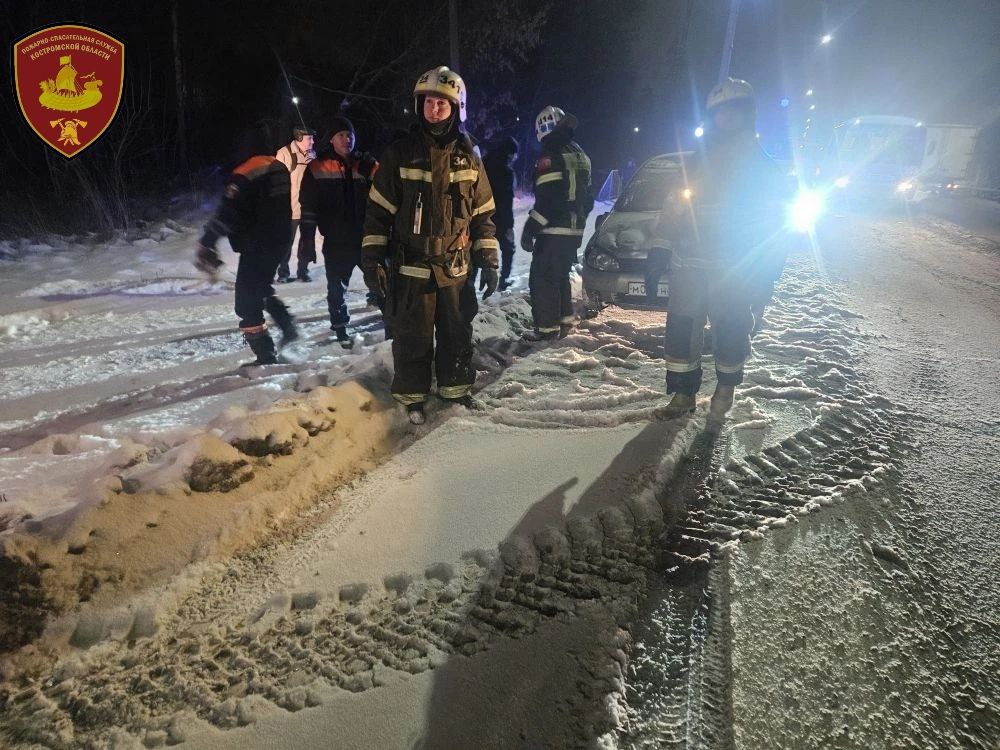 Машина с ребенком перевернулась на крышу под Костромой