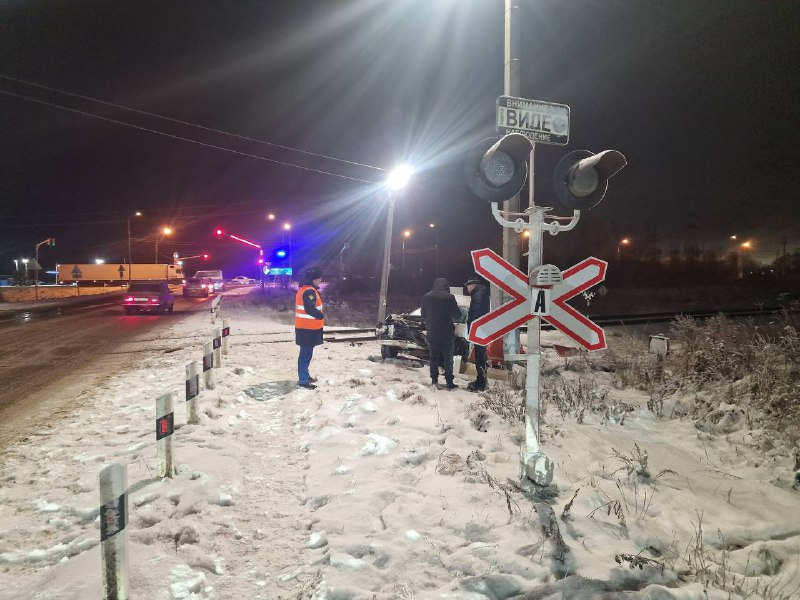 Поезд протаранил автомобиль в Костромской области