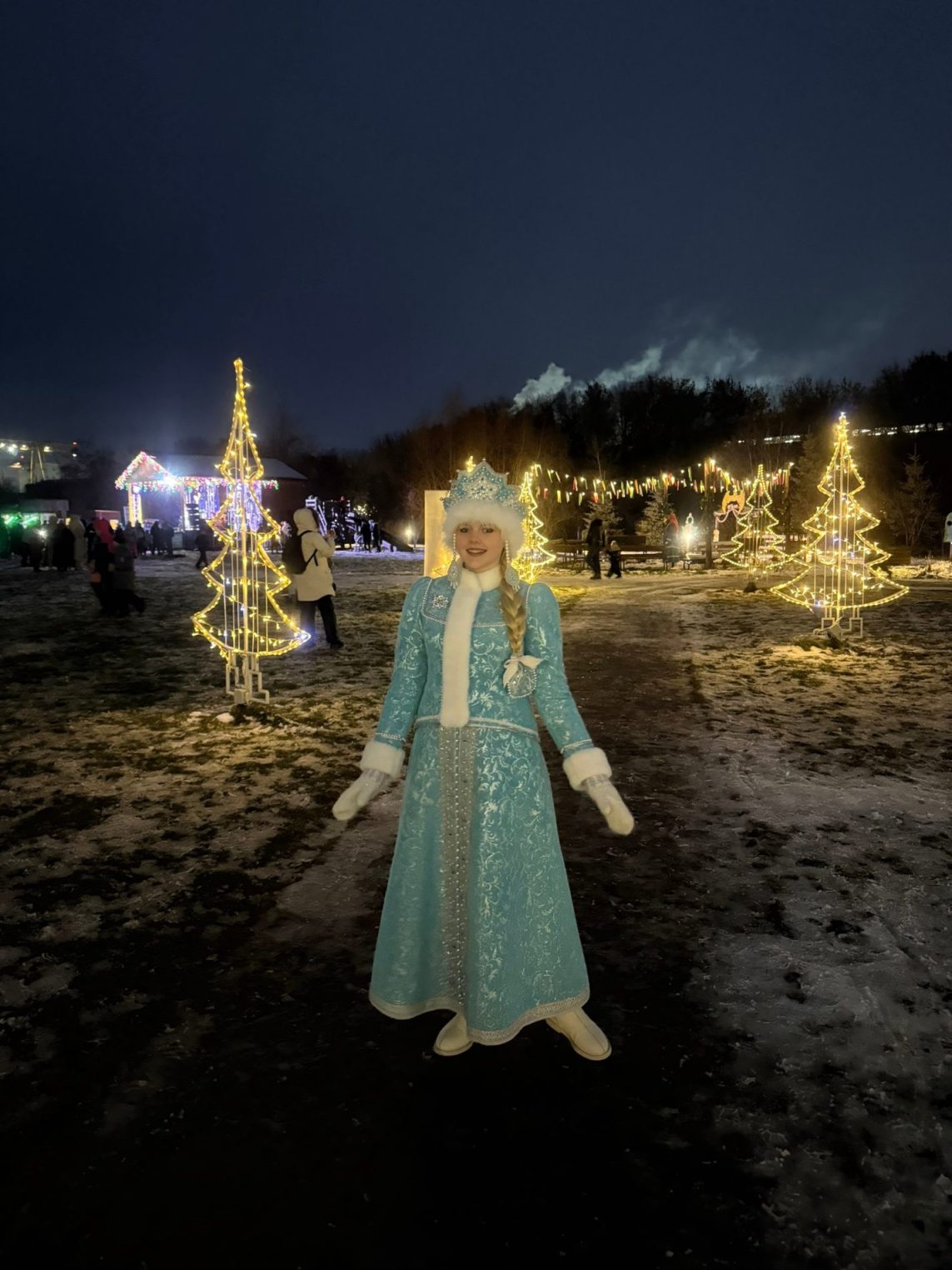 Костромская Снегурочка подарила уменьшенную копию себя Урал Морозу