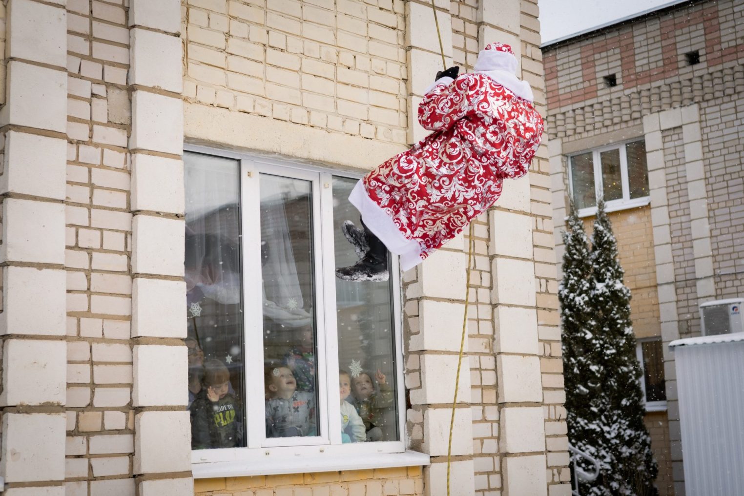 Спустившийся с крыши Дед Мороз порадовал костромских малышей