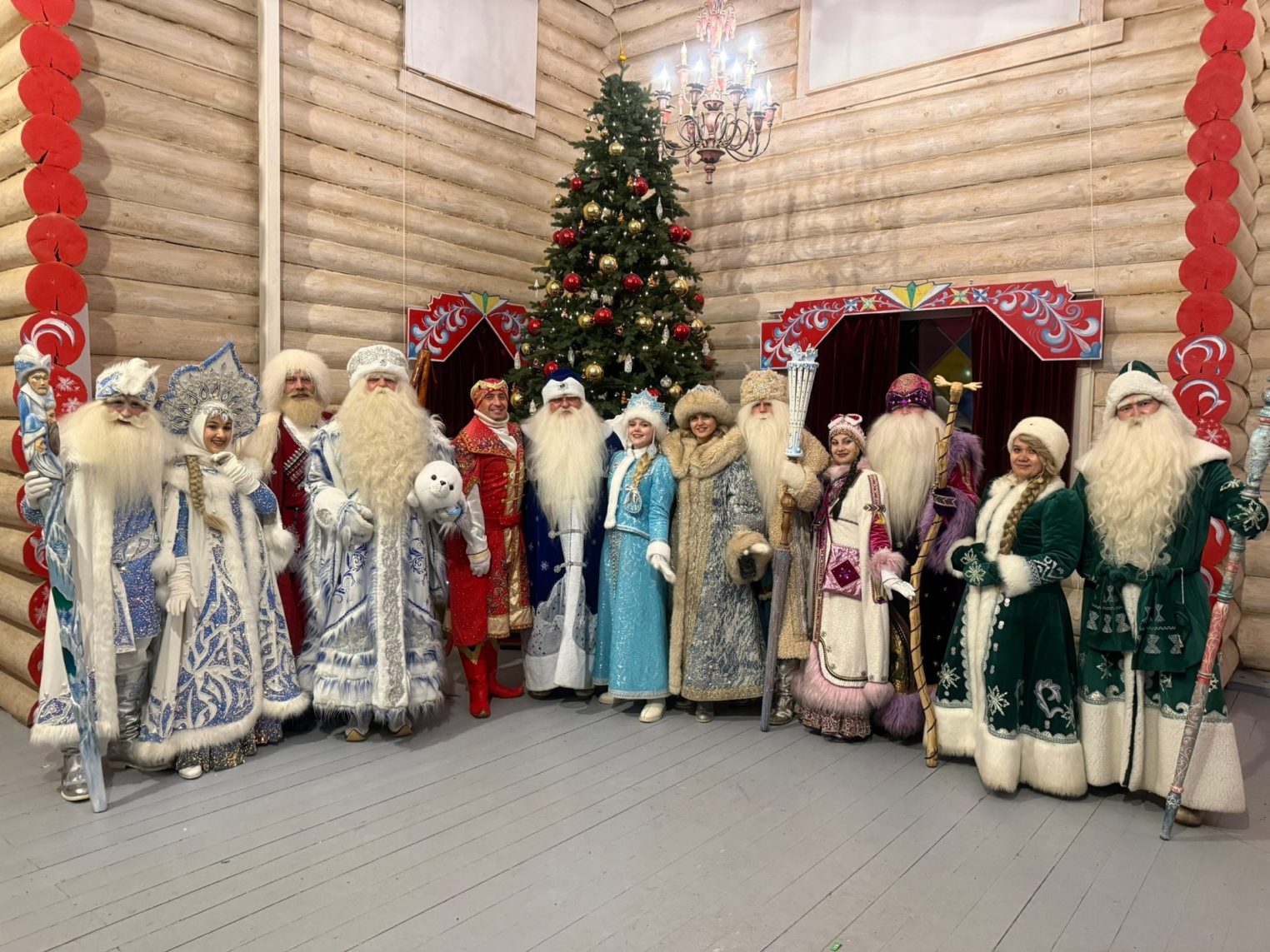 Костромская Снегурочка подарила уменьшенную копию себя Урал Морозу