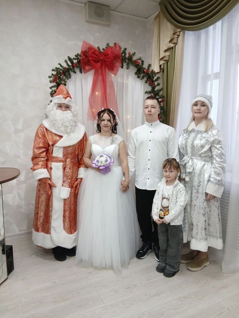 Дед Мороз и Снегурочка поздравили молодоженов под Костромой