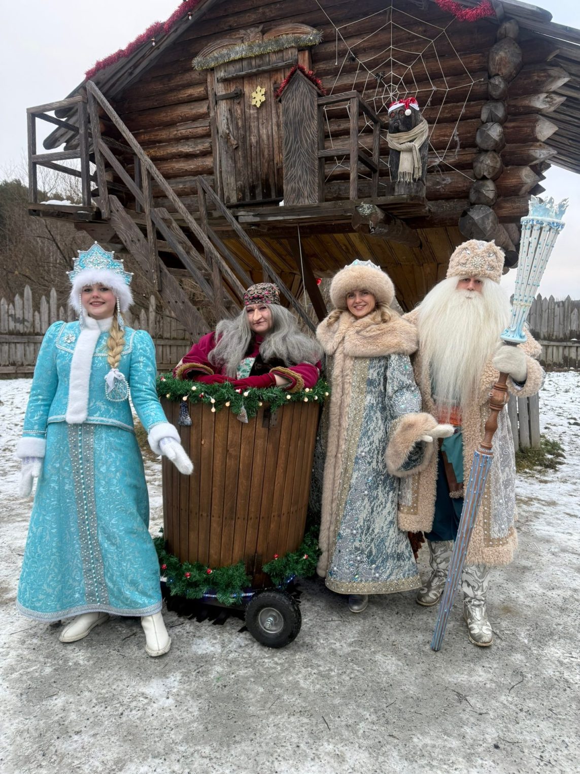 Костромская Снегурочка подарила уменьшенную копию себя Урал Морозу