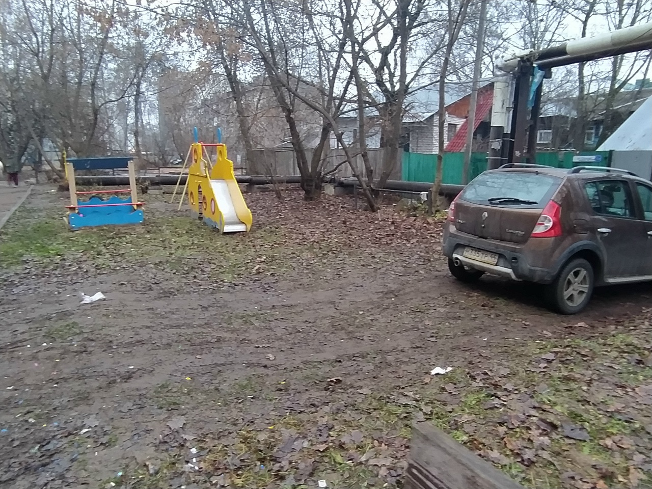 В Костроме детскую площадку перепутали с парковкой