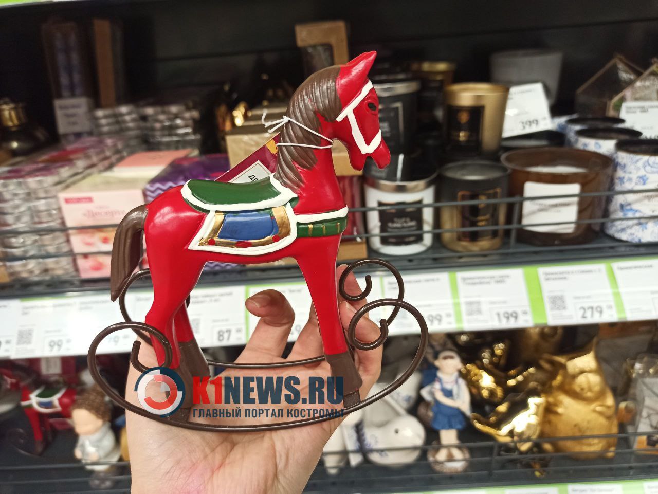 Новогодние лошади ловко прячутся на улицах Костромы
