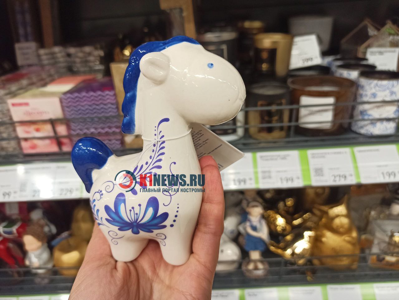 Новогодние лошади ловко прячутся на улицах Костромы