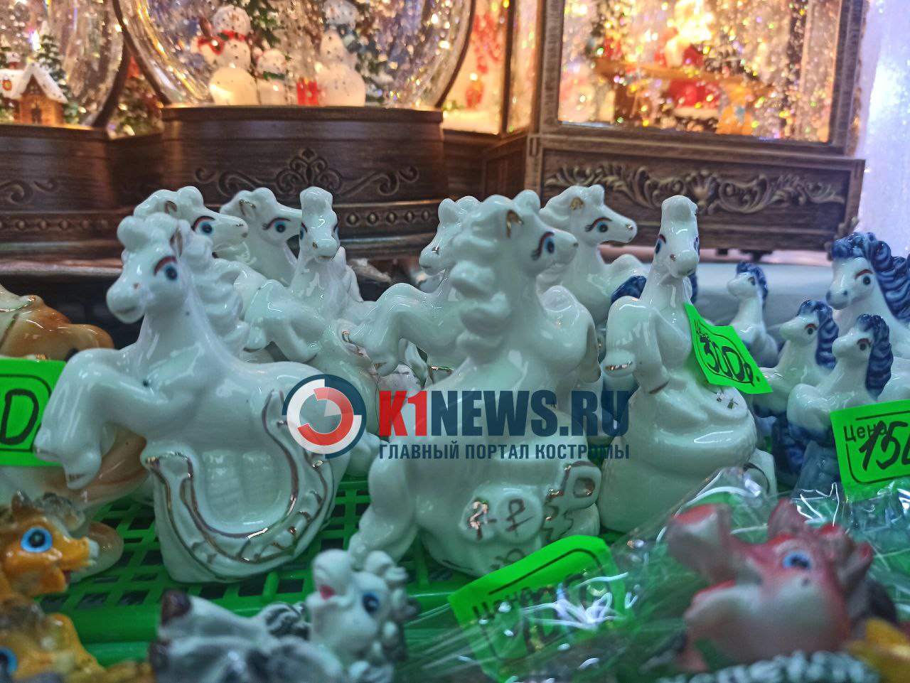 Новогодние лошади ловко прячутся на улицах Костромы