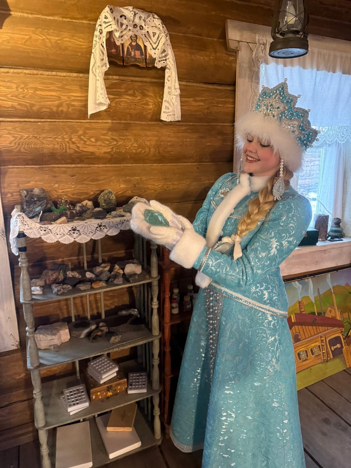 Костромская Снегурочка подарила уменьшенную копию себя Урал Морозу