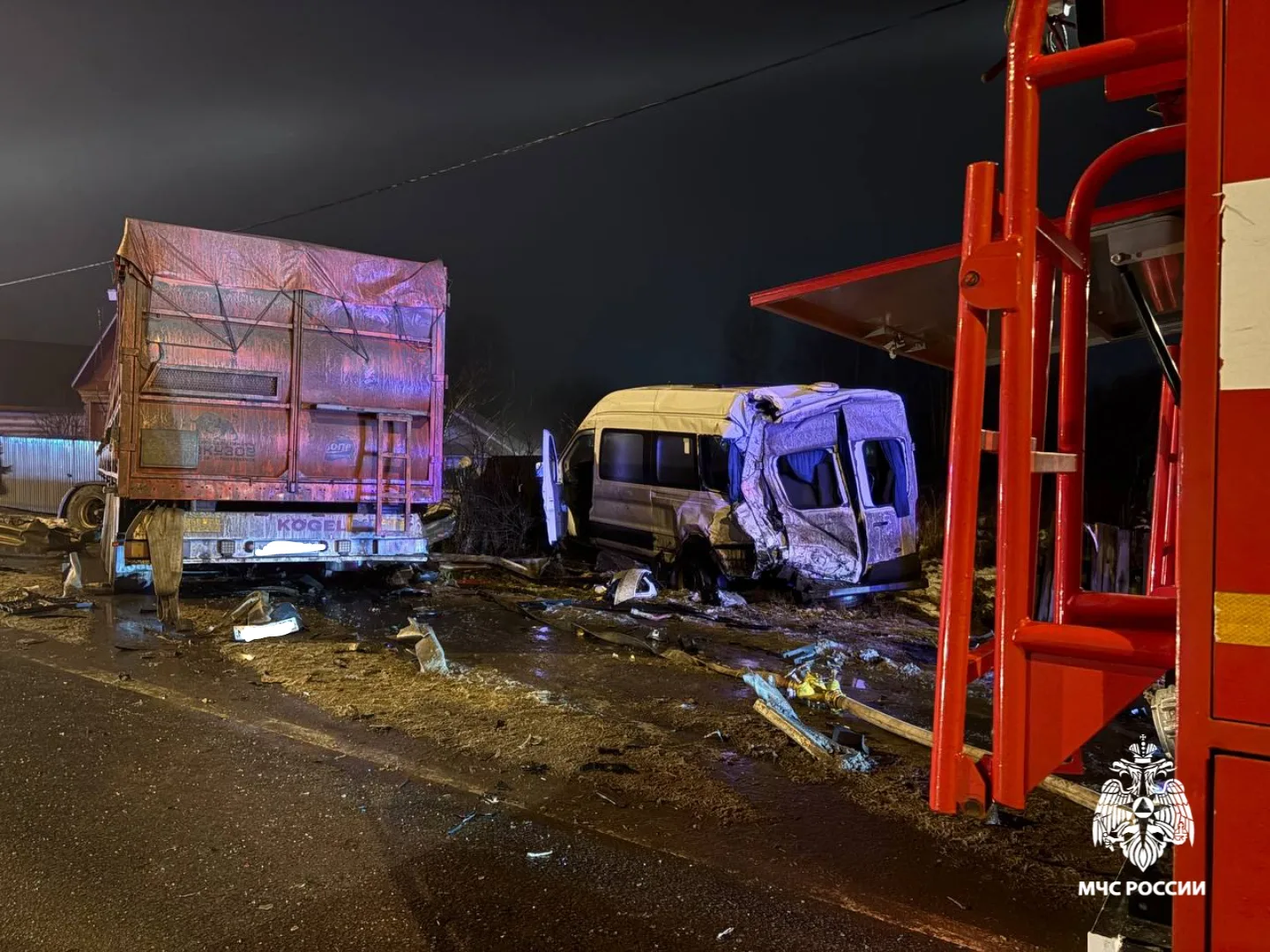 Жуть: под Костромой грузовик столкнулся с микроавтобусом, ранены пассажиры