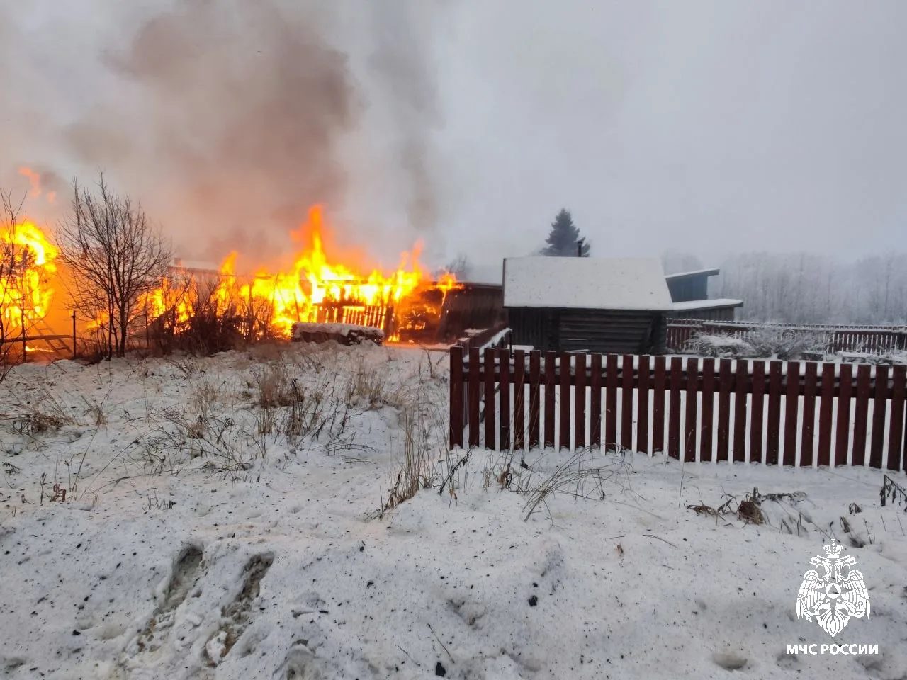 Дом и четыре сарая полыхали средь бела дня в Костромской области