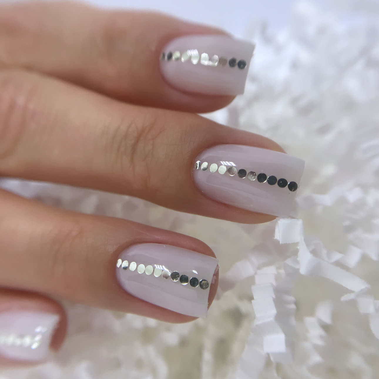 Как встретить Новый год 2026 красиво и удачно: главный гид по образу и маникюру