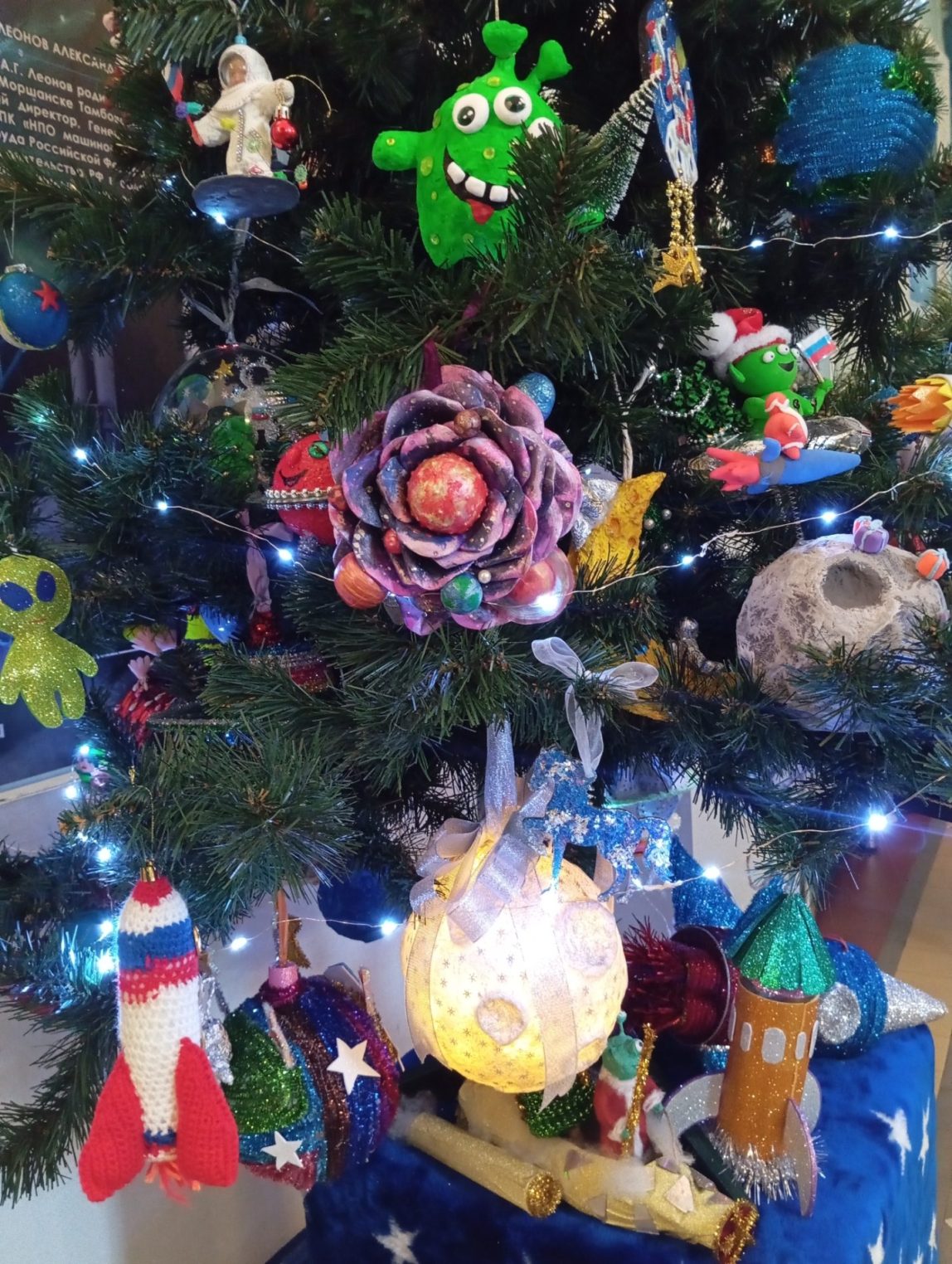 Космическую елку установили в Костроме