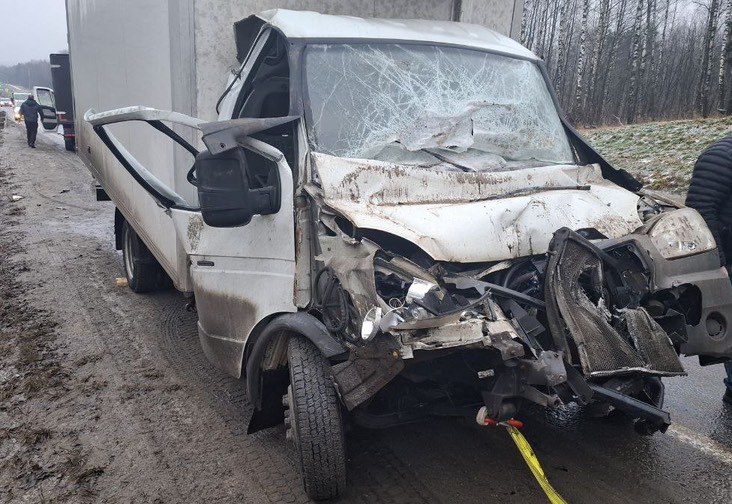 Под Костромой маленький грузовик не смог разъехаться с фурой