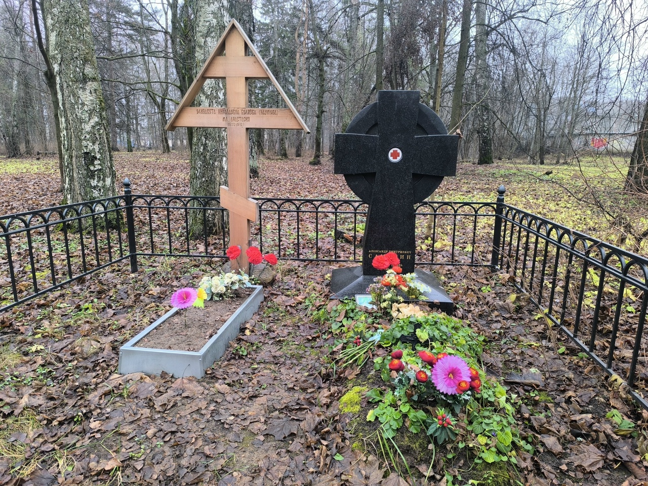 В Костроме нашли могилу мужа "Девочки с персиками"