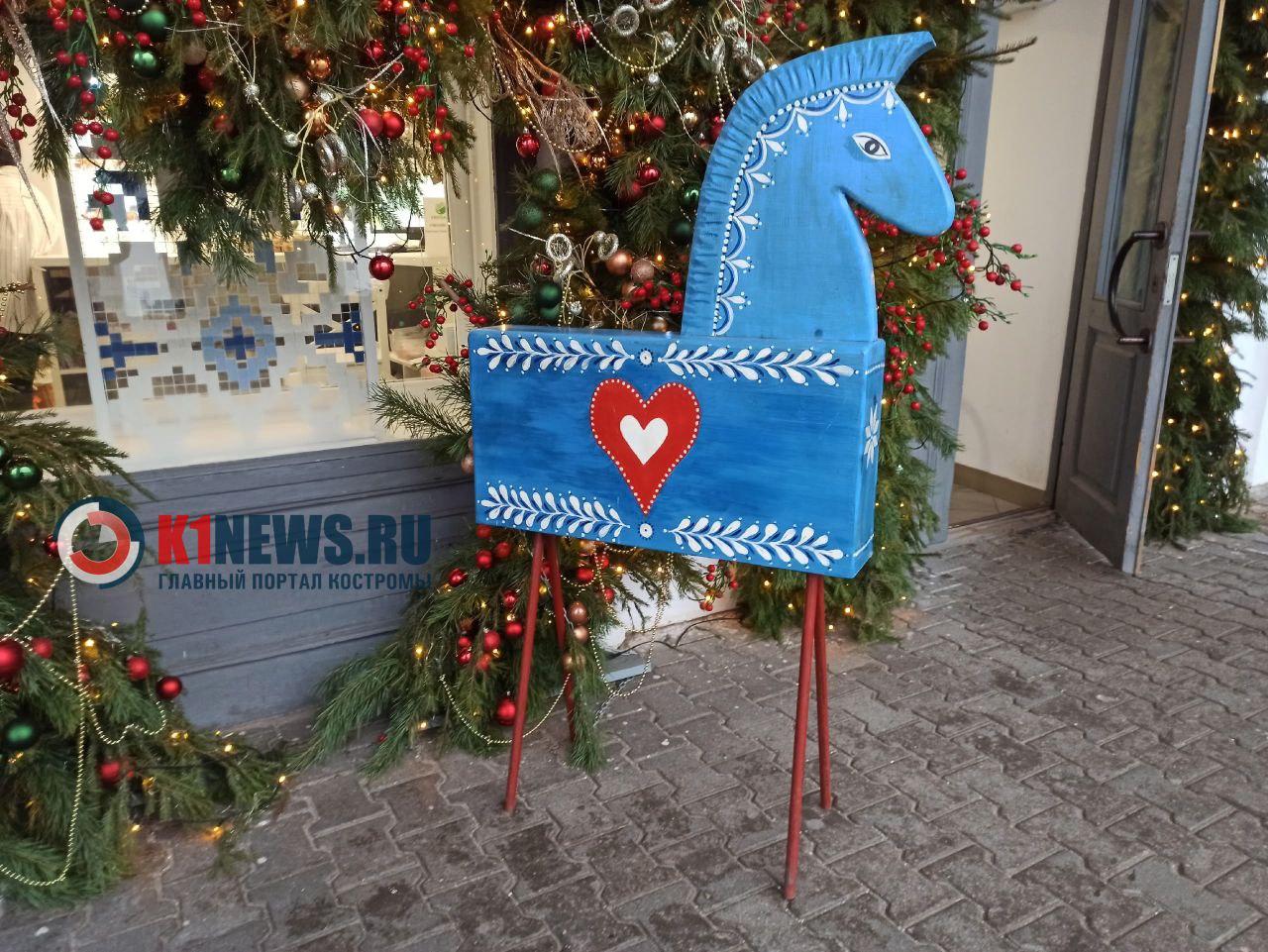 Новогодние лошади ловко прячутся на улицах Костромы