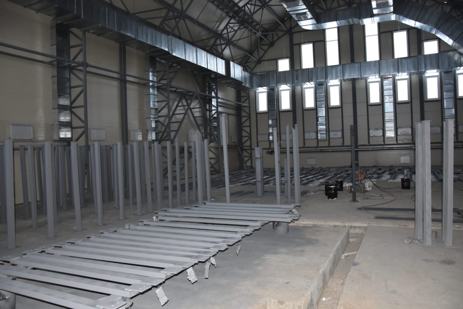 В Костроме готовят к установке чашу модульного бассейна на улице Индустриальной