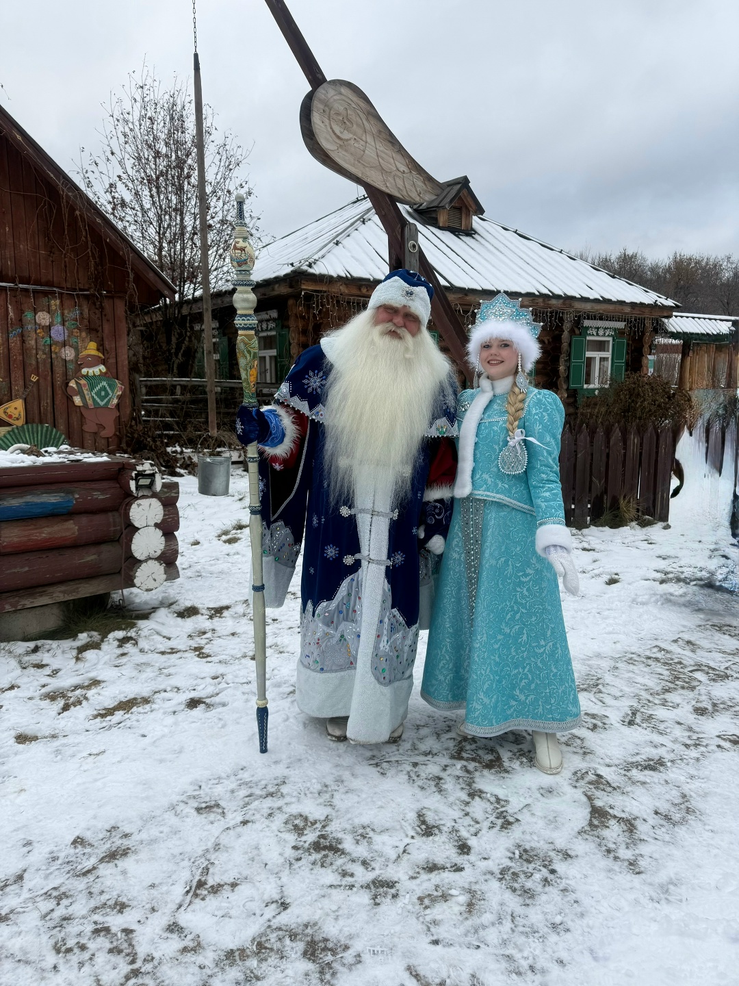 Костромская Снегурочка подарила уменьшенную копию себя Урал Морозу